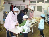5歳児らいおん組が豆腐作りに参加している写真