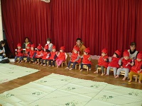 1歳児りす組の舞台発表の写真