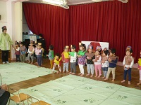 2歳児うさぎ組の舞台発表の写真