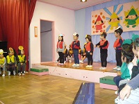 3歳児うさぎ組の舞台発表の写真