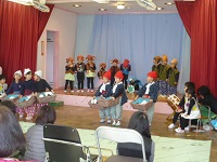 4歳児ぞう組の舞台発表の写真
