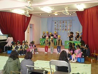5歳児らいおん組の舞台発表の写真