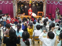 写真：サンタの登場を喜ぶ子供たち