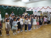 写真：子供たちが歌を歌っている