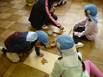 写真：将棋と囲碁で遊ぶ子どもたち