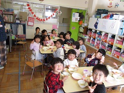 子どもたちが給食を食べている写真