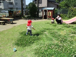 1歳児が園庭で遊んでいる写真