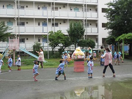 子どもたちが盆踊りを踊っている写真