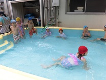 写真：5歳児らいおん組のプール遊び