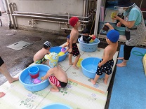 写真：3歳児こあら組の水遊び