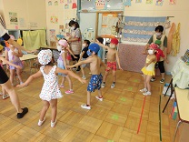 写真：4歳児きりん組の準備体操