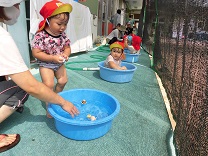 写真：1歳児りす組の水あそび