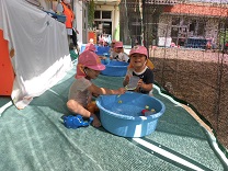 写真：2歳児うさぎ組の水あそび