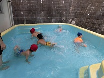 写真：3歳児こあら組のプール遊び