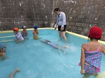 写真：5歳児らいおん組のプール遊び