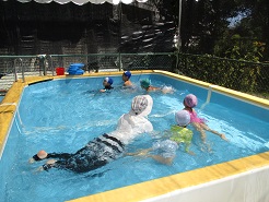 五歳児がプールで遊んでいる写真