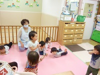 保育室で遊ぶ子どもの写真