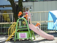 滑り台で遊ぶ1歳児の写真