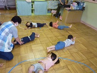 2歳児のリズム遊びの写真
