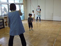5歳大縄跳びの練習の写真