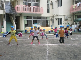 4歳児（ぱんだ組）が「流星」の曲に合わせて踊っている写真