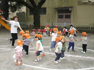 1歳児（りす組）がピカピカブーの踊りを踊っている写真