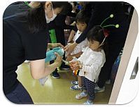3歳児、手の消毒をしているところの写真