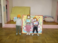 4歳児ぞう組の10月生まれの子どもたちがみんなの前に立っている写真