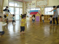 1歳児りす組が運動会ごっこで踊っている写真