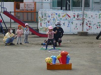 2歳児うさぎ組の子どもたちが運動会ごっこでフープを飛んでいる写真