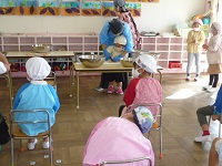 5歳児らいおん組が調理活動している写真