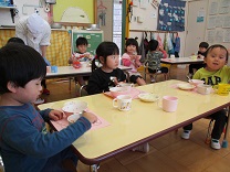 写真：2歳児うさぎ組の給食の様子