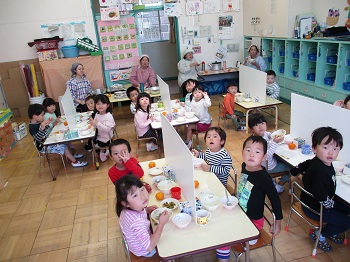 写真：3歳児こあら組給食の様子