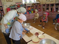 写真：4歳児きりん組調理活動の様子