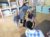 保育室で劇遊びをする子供の写真1