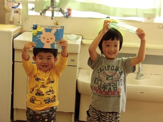 2歳児（うさぎ組）の誕生月の子どもが誕生カードをもらっている写真