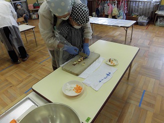 5歳児（らいおん組）が調理活動で包丁でy債を切っている写真