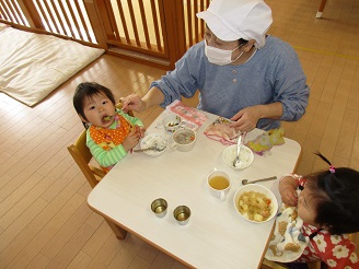 0歳児（ひよこ組）が芋汁を食べている写真