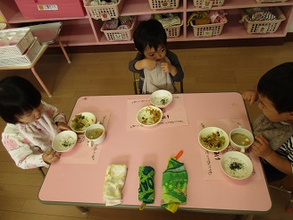 1歳児（りす組）が芋汁を食べている写真