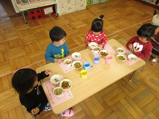 2歳児（うさぎ組）が芋汁を食べている写真
