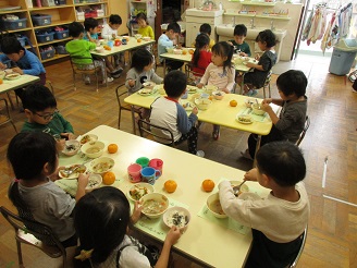 3歳児（こあら組）が芋汁を食べている写真