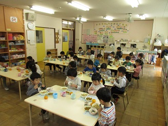 4歳児（ぱんだ組）が芋汁を食べている写真
