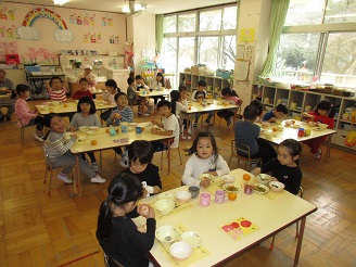 5歳児（らいおん組）が芋汁を食べている写真