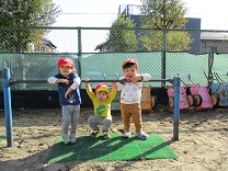 写真：1歳児りす組の園庭遊び