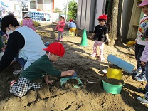 写真：1歳児りす組の園庭遊び