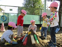 写真：2歳児うさぎ組の園庭遊び