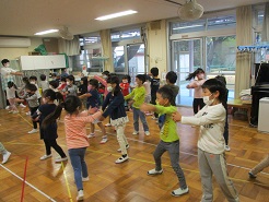 子どもたちがラーメン体操を踊っている写真