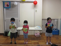九月生まれの四歳児と五歳児がお祝いされている写真
