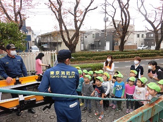 3歳児クラスの消防車見学の写真