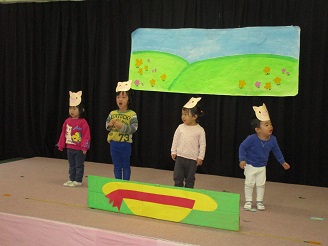 舞台に立つ2歳児うさぎ組の子どもたちの写真